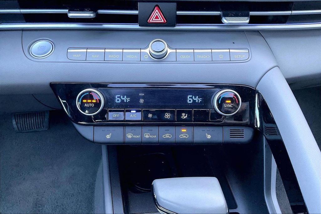Used 2025 Hyundai Elantra SEL image 31
