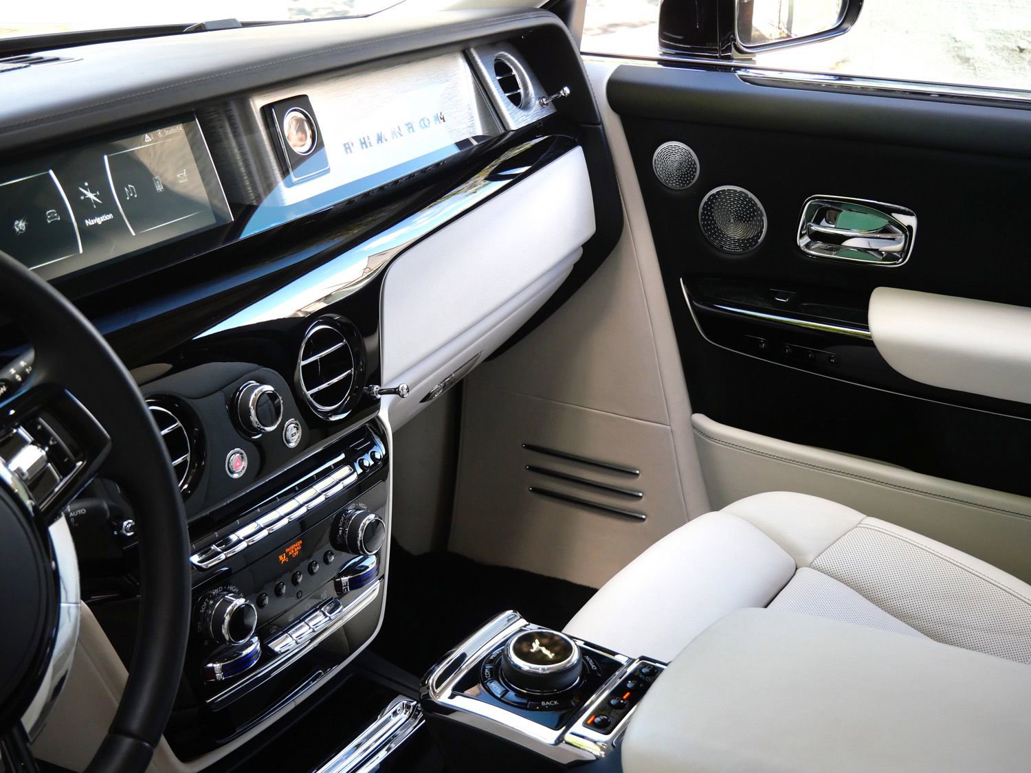 Used 2024 Rolls-Royce Phantom Extended Wheelbase w/ The Phantom Package RWD image 26