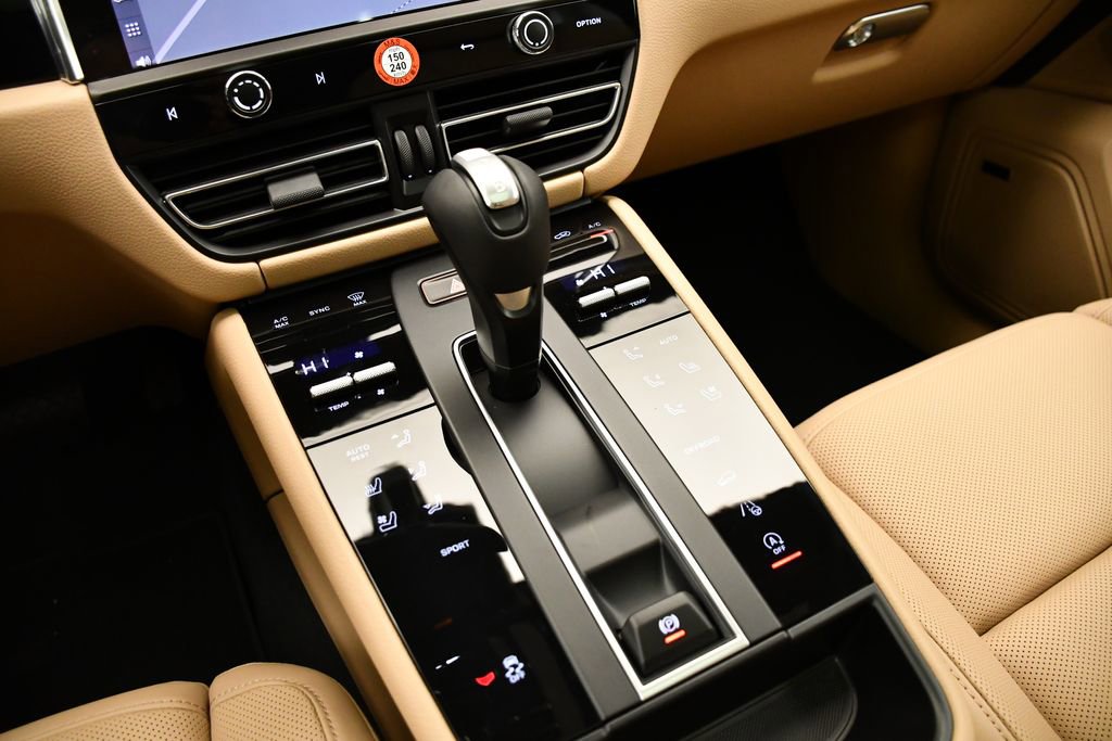 Certified 2025 Porsche Macan image 32