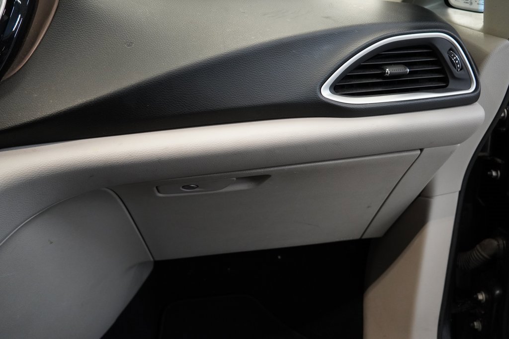 Used 2019 Chrysler Pacifica Touring-L image 31