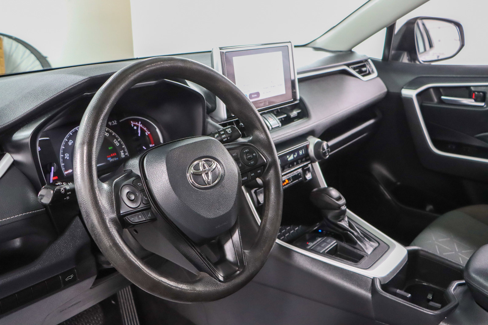 Used 2023 Toyota RAV4 XLE w/ Convenience Package image 23