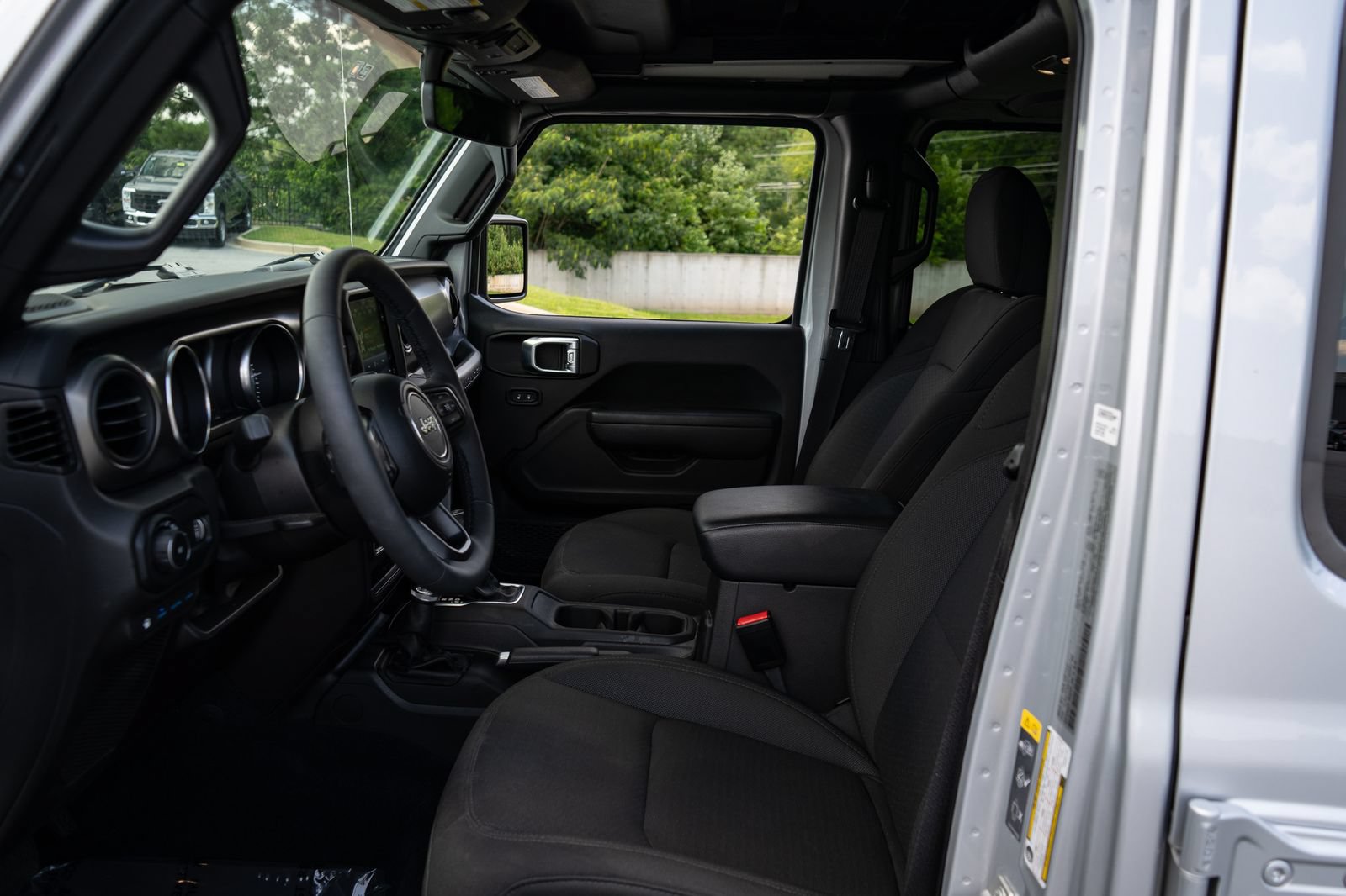 Used 2023 Jeep Wrangler Unlimited w/ Sun & Screen Package AWD/4WD image 14