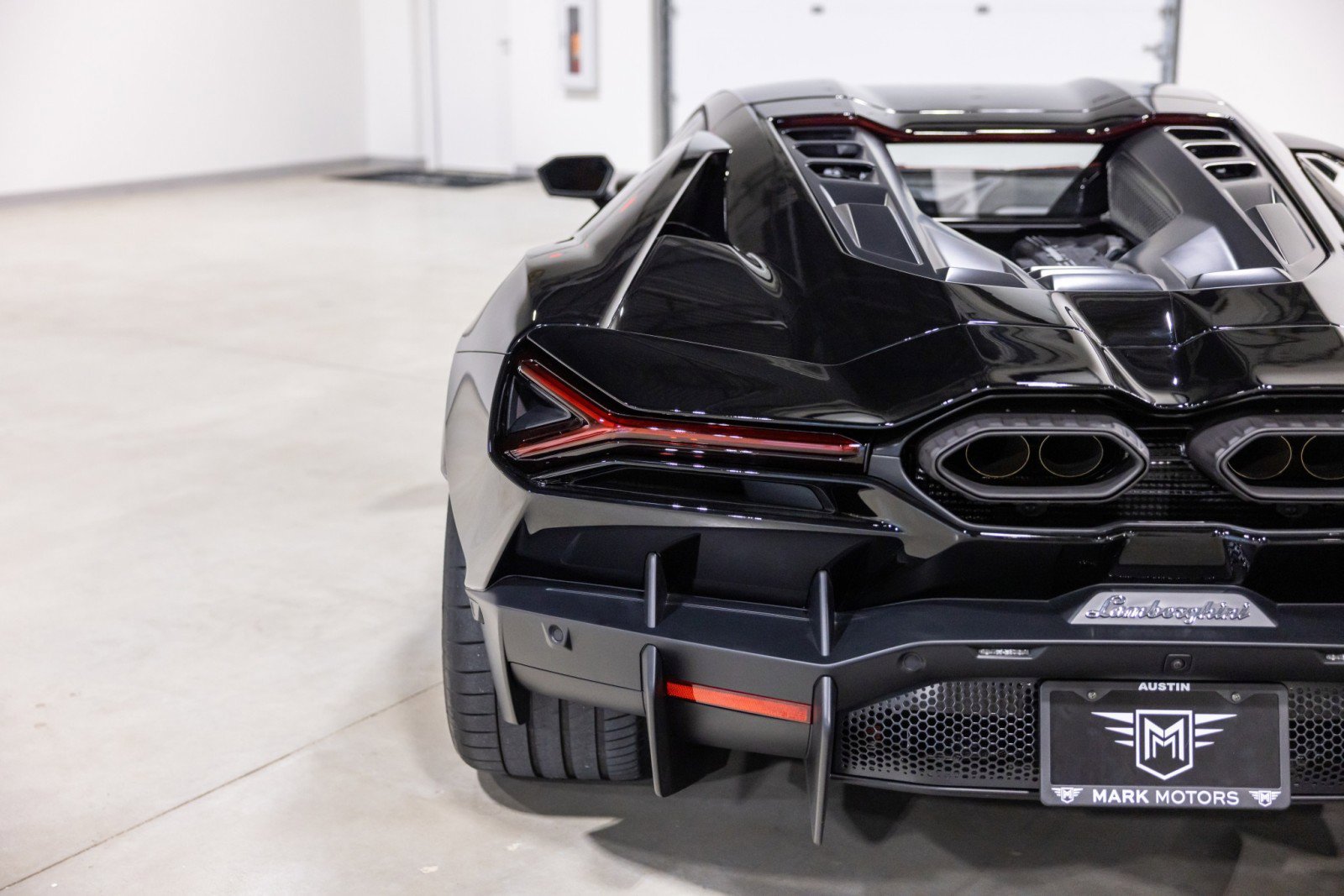 Used 2025 Lamborghini Revuelto image 15