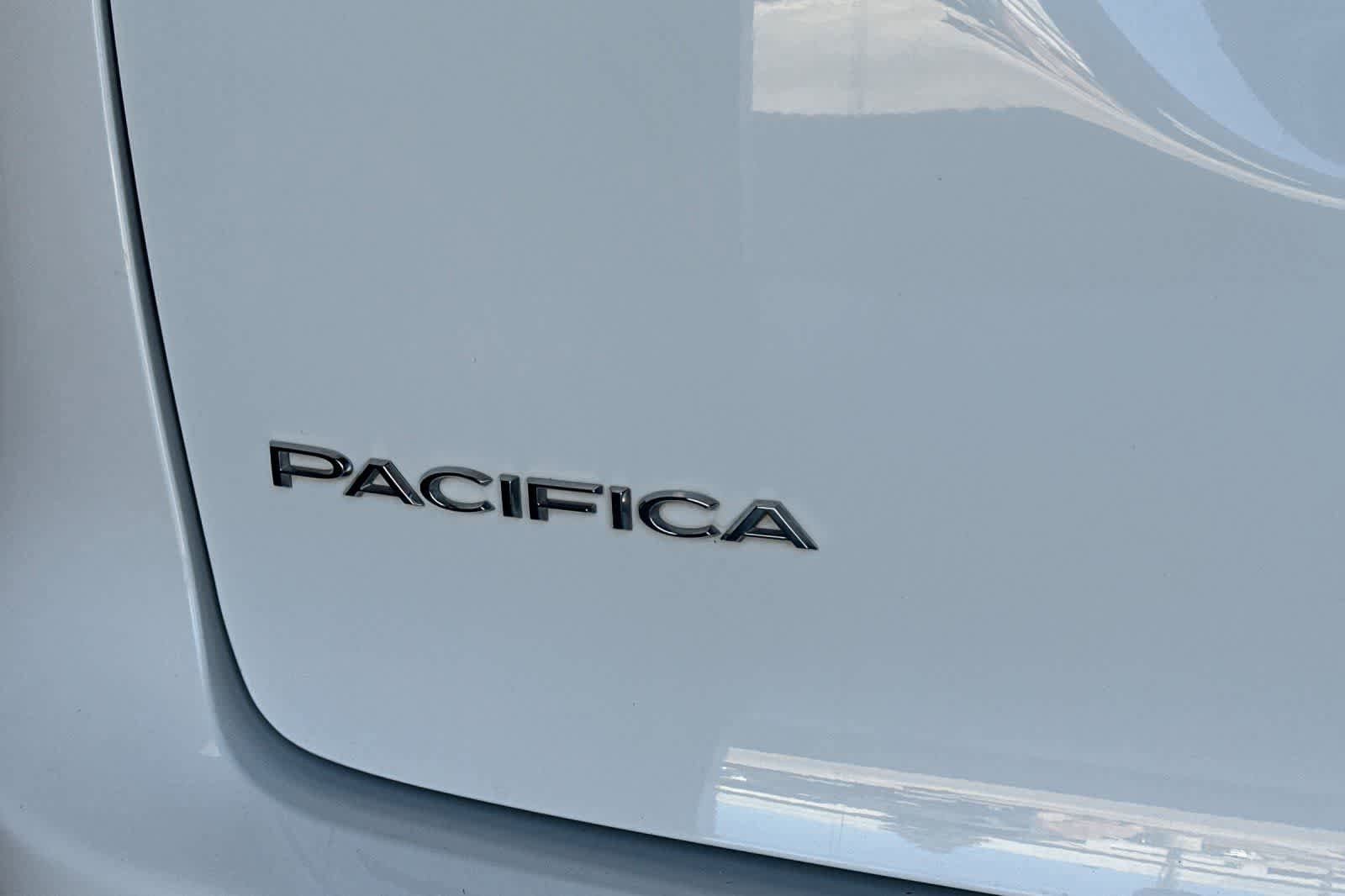 Used 2022 Chrysler Pacifica Touring-L image 13