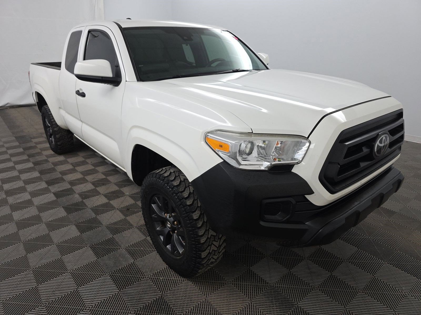 Used 2020 Toyota Tacoma SR AWD/4WD image 2