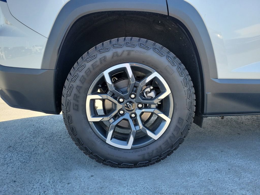 Used 2025 Chevrolet Equinox ACTIV w/ Convenience Package III image 5