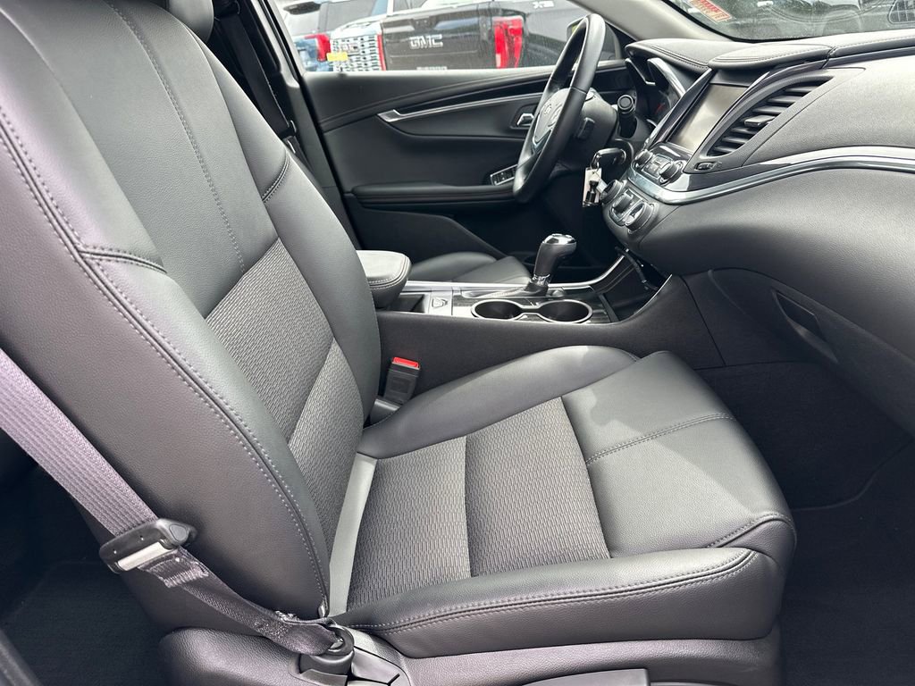 Used 2017 Chevrolet Impala LT w/ Convenience Package image 14