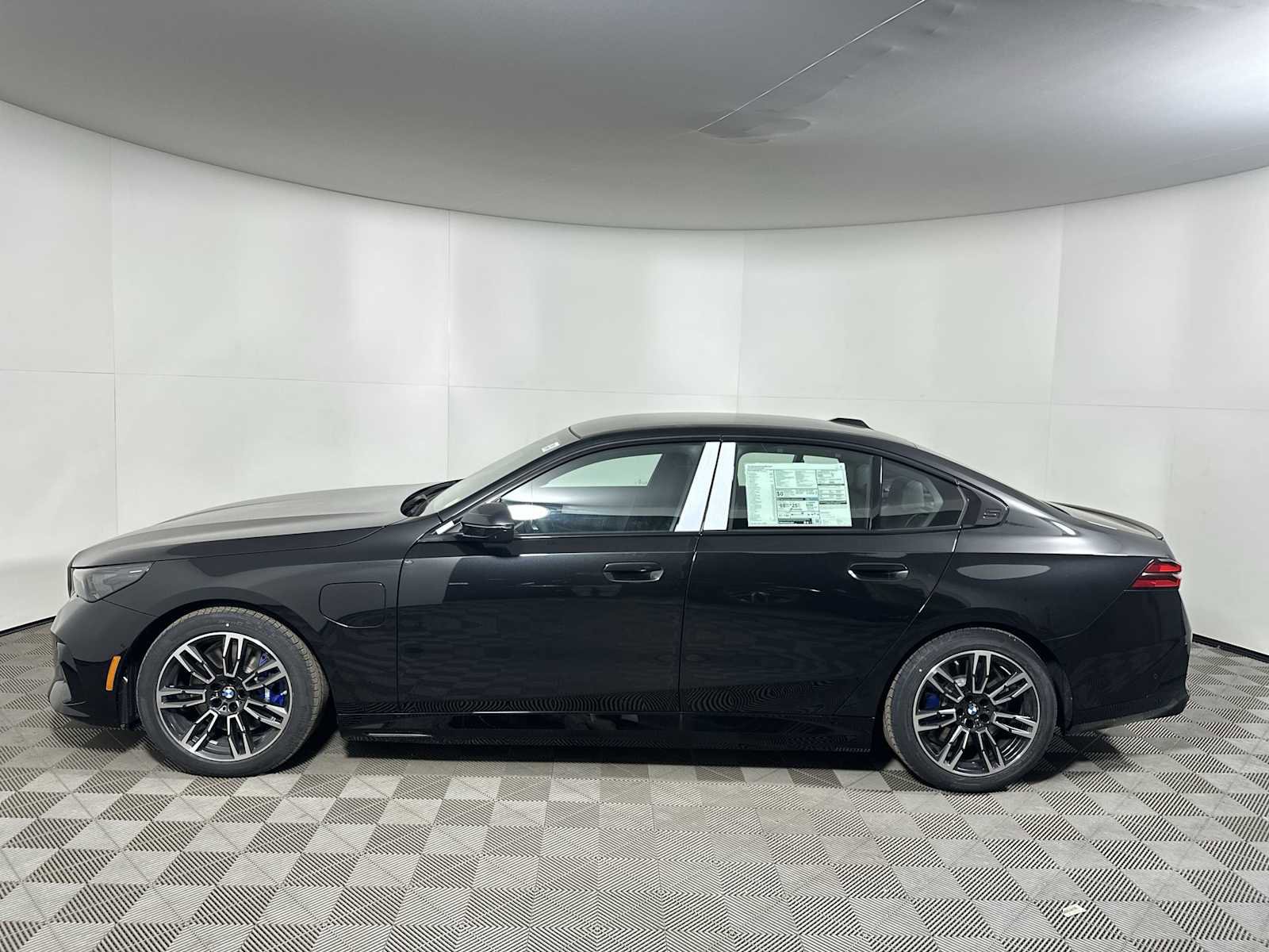 New 2026 BMW 550e xDrive w/ Executive Package image 4