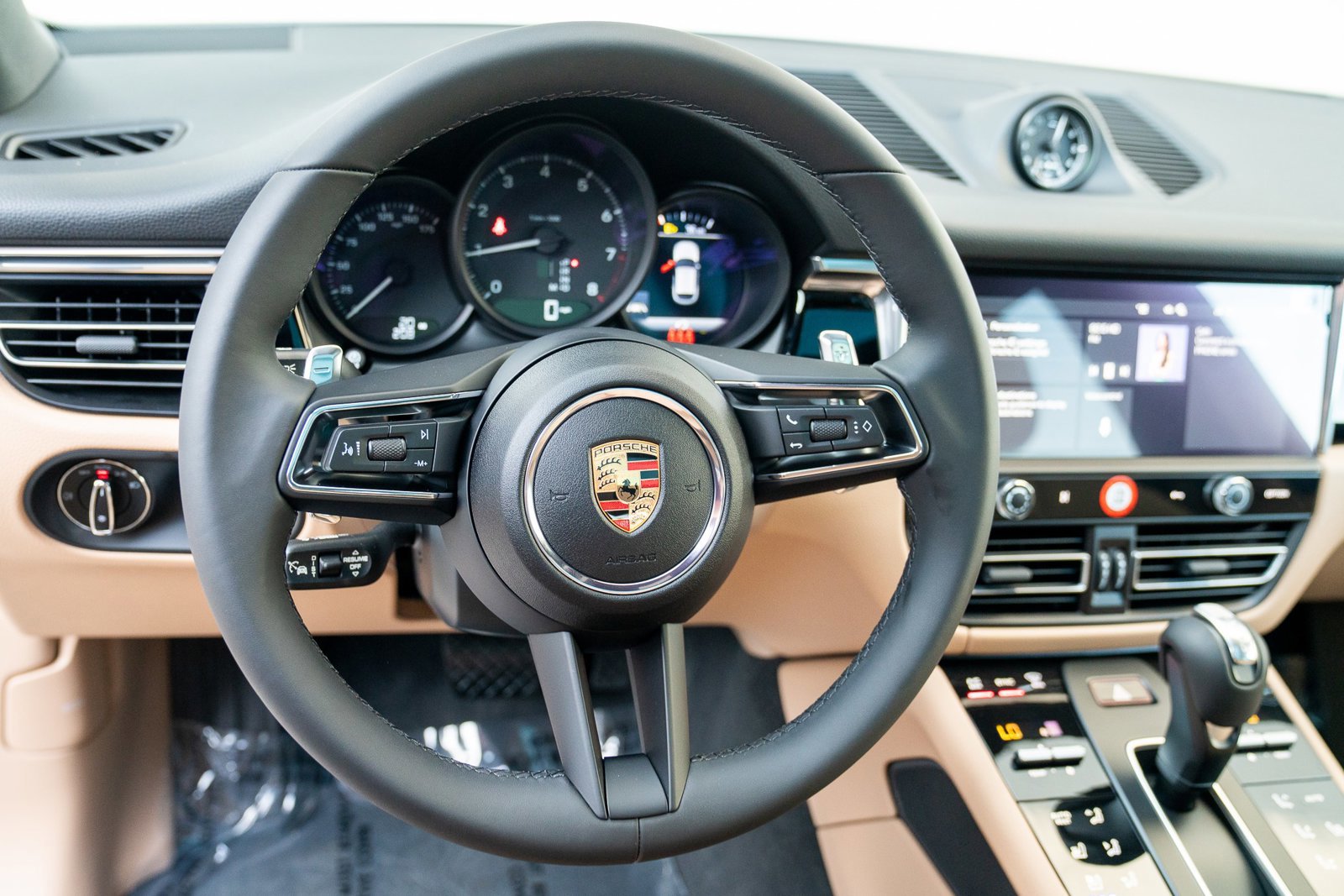 Certified 2025 Porsche Macan image 11