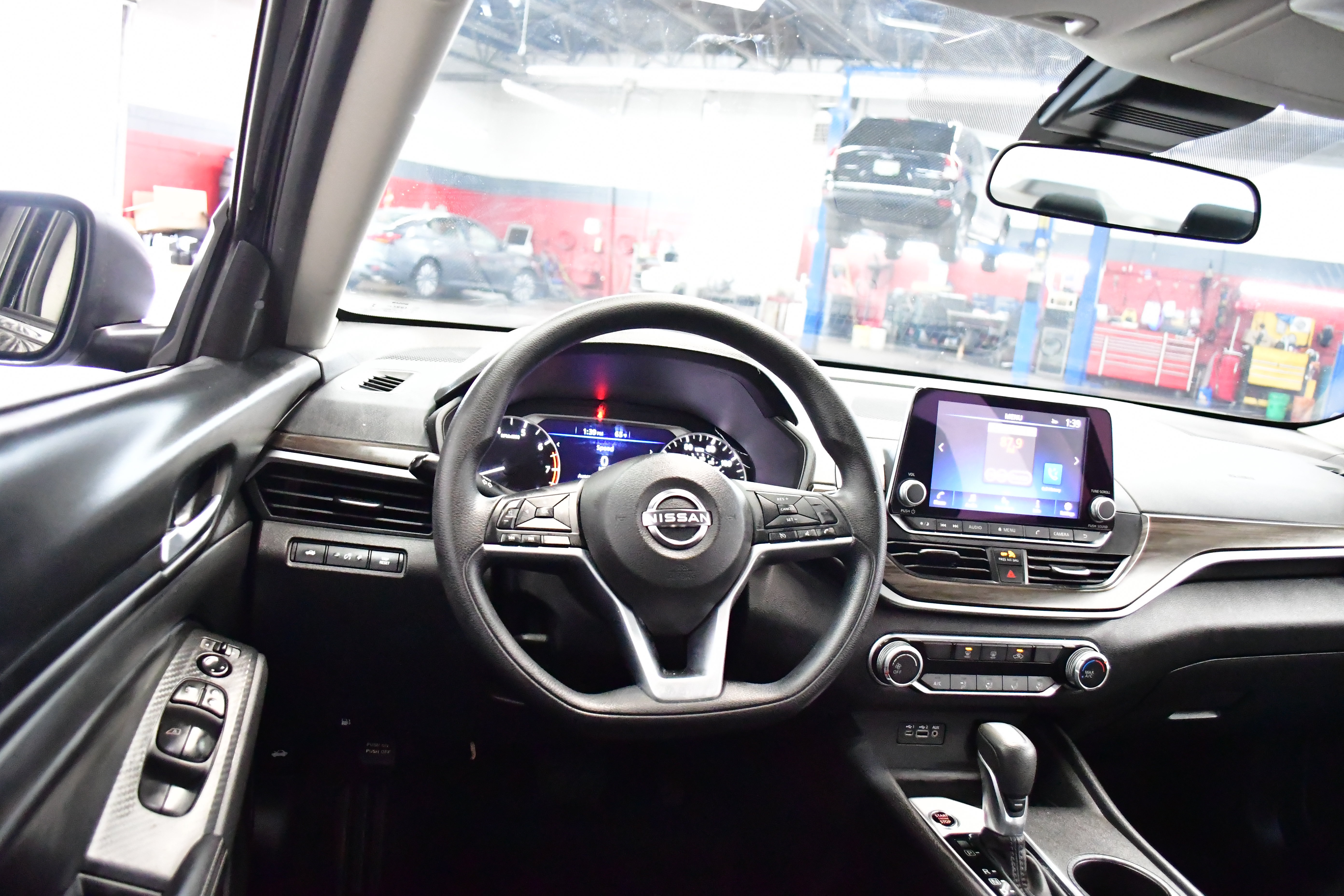 Used 2025 Nissan Altima 2.5 SV FWD image 8
