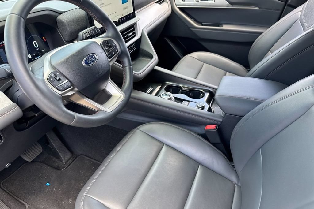 Used 2025 Ford Explorer Active w/ Active Comfort Package RWD image 12