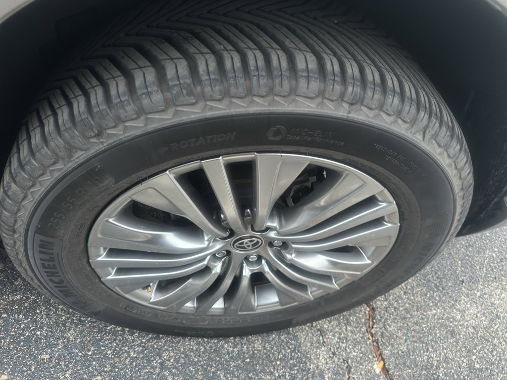 Used 2021 Toyota Venza XLE image 8