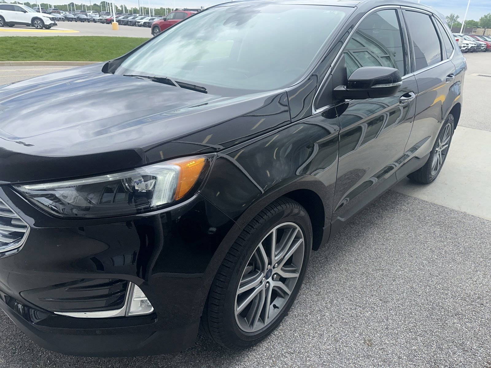 Used 2022 Ford Edge Titanium AWD/4WD image 3