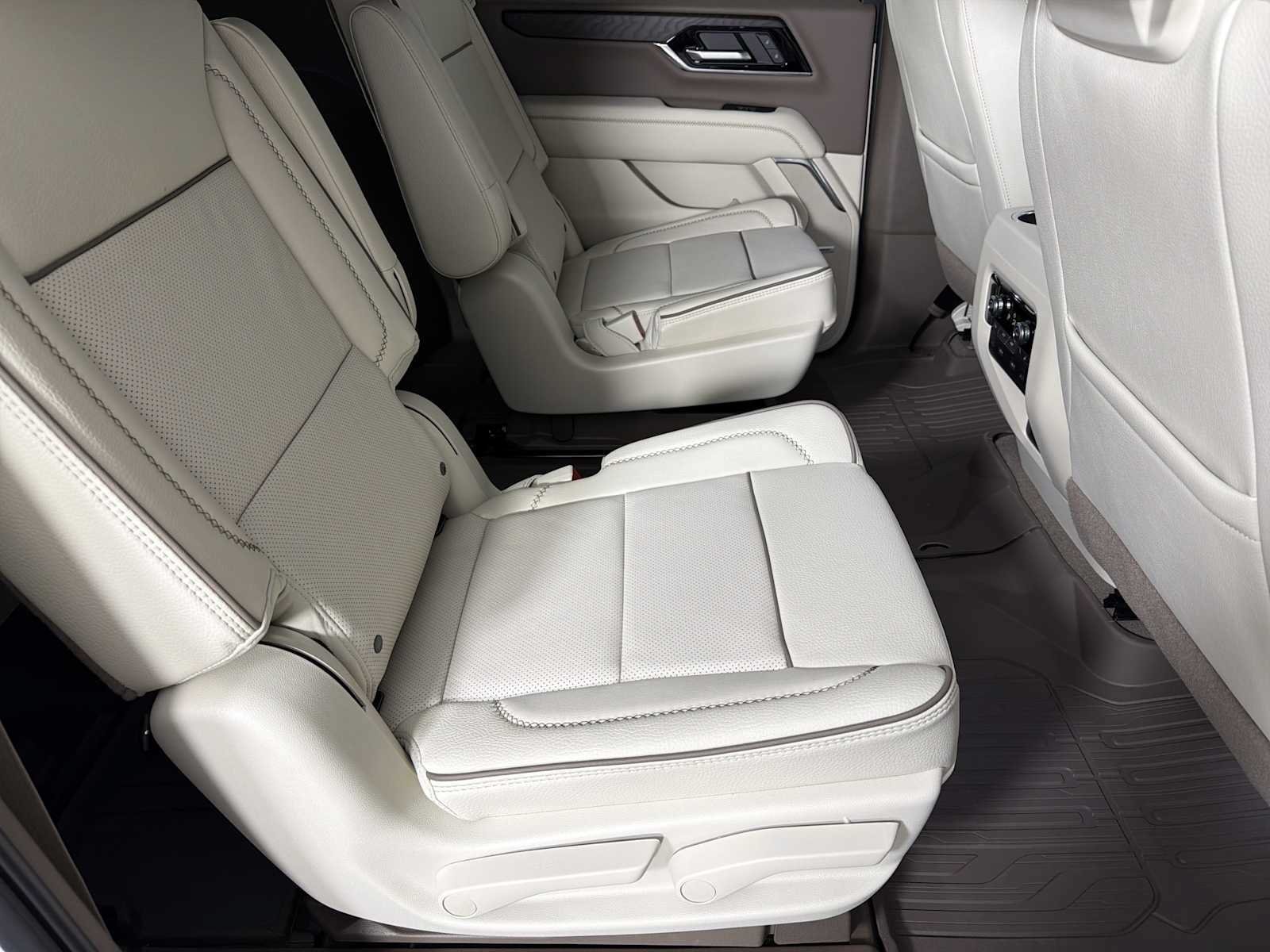 New 2026 GMC Yukon XL Denali w/ Denali Reserve Package AWD/4WD image 15