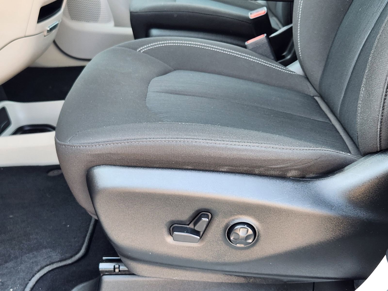 Used 2023 Chrysler Voyager LX image 26