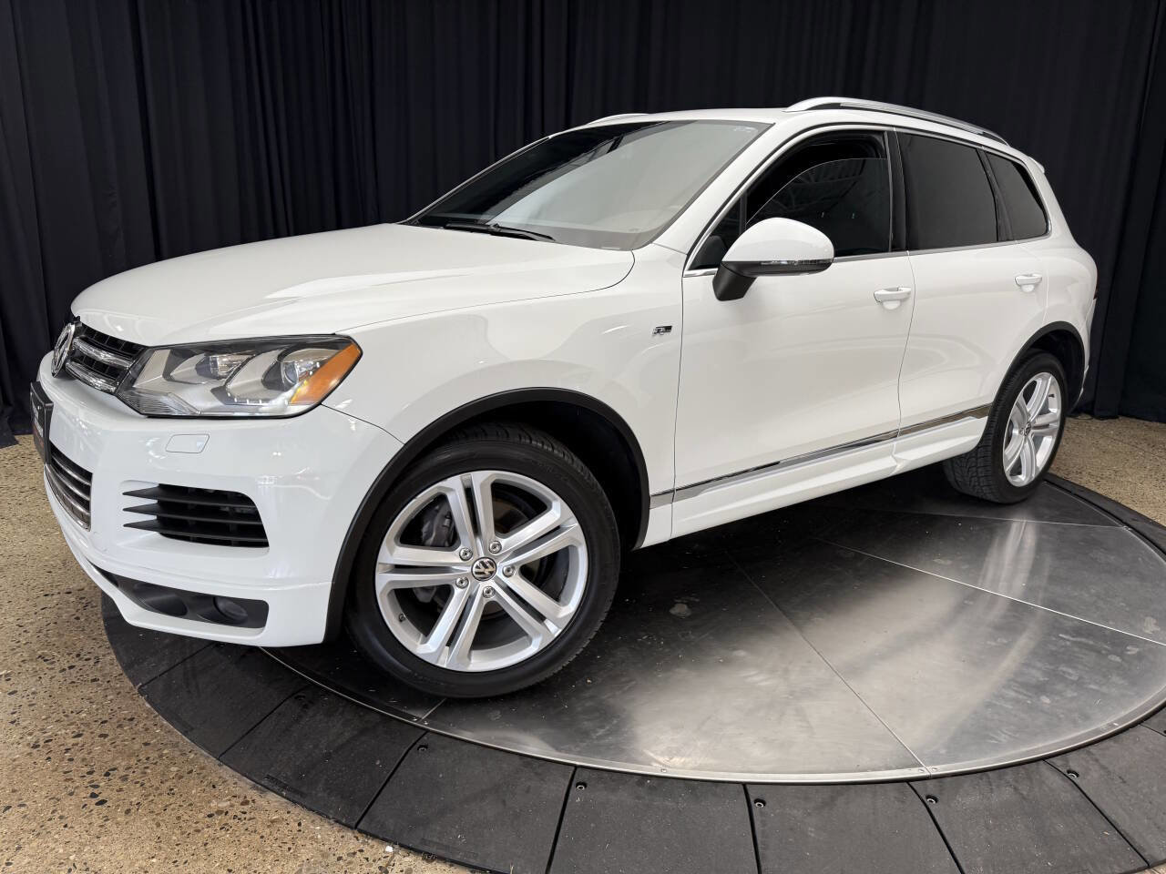 Used 2014 Volkswagen Touareg VR6 image 3