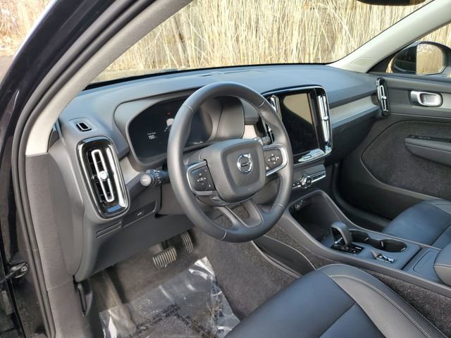 Used 2025 Volvo XC40 B5 Core image 10