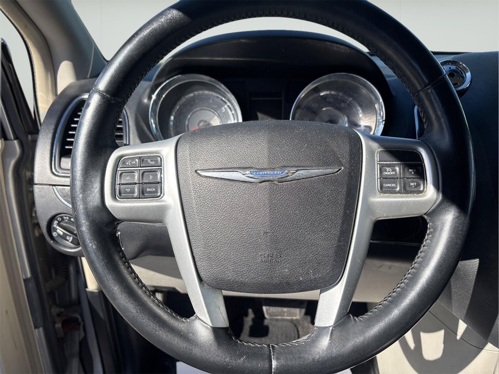 Used 2015 Chrysler Town & Country Touring FWD image 20