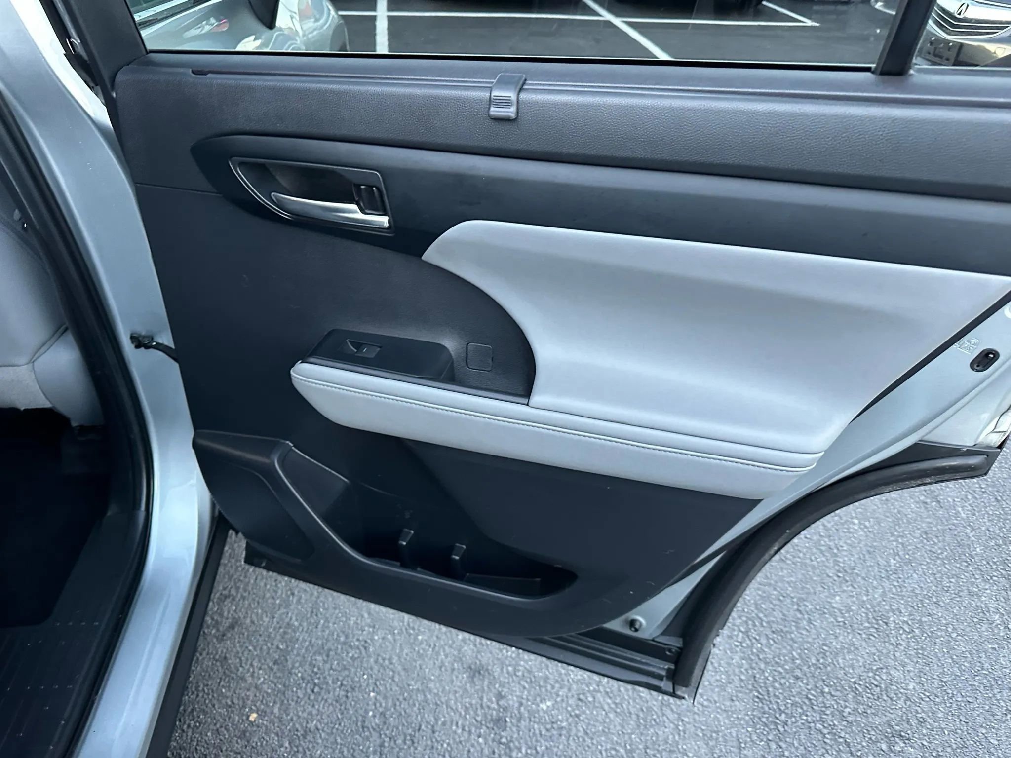 Used 2020 Toyota Highlander XLE image 16