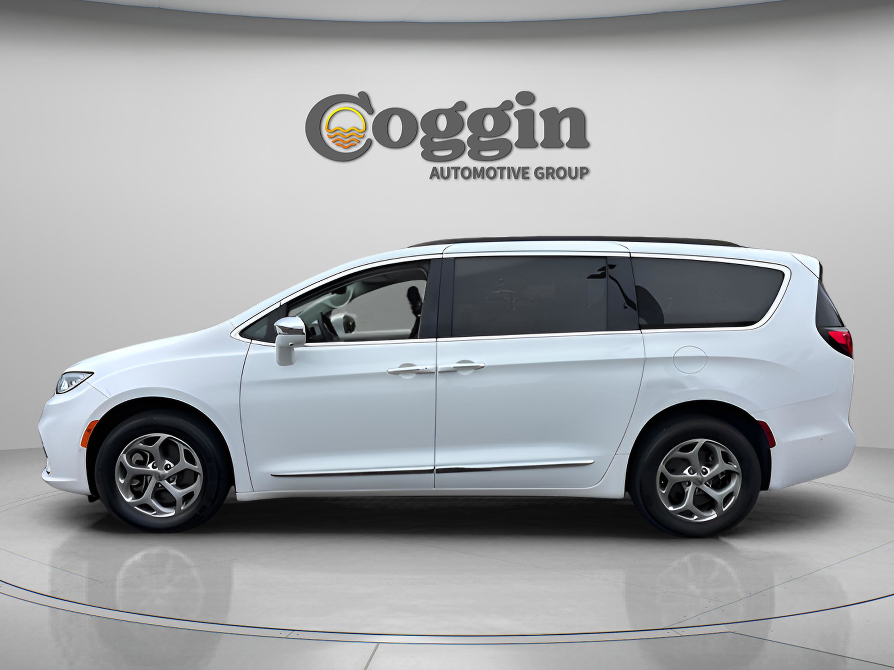 Used 2022 Chrysler Pacifica Limited w/ Uconnect Theater Family Group image 2