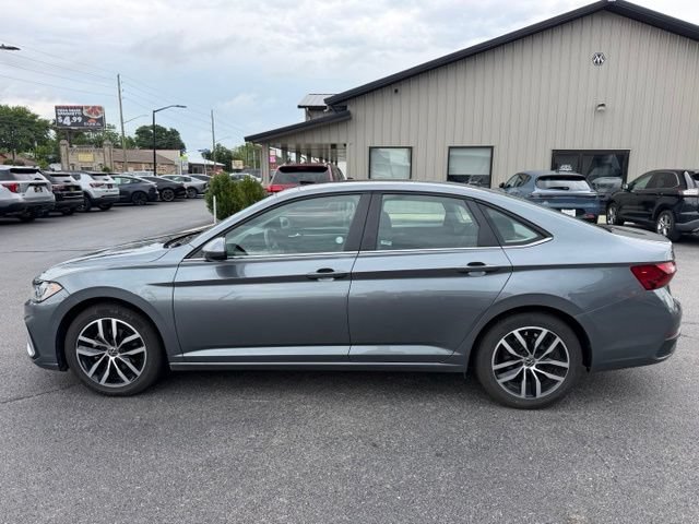 Used 2025 Volkswagen Jetta SE FWD image 2