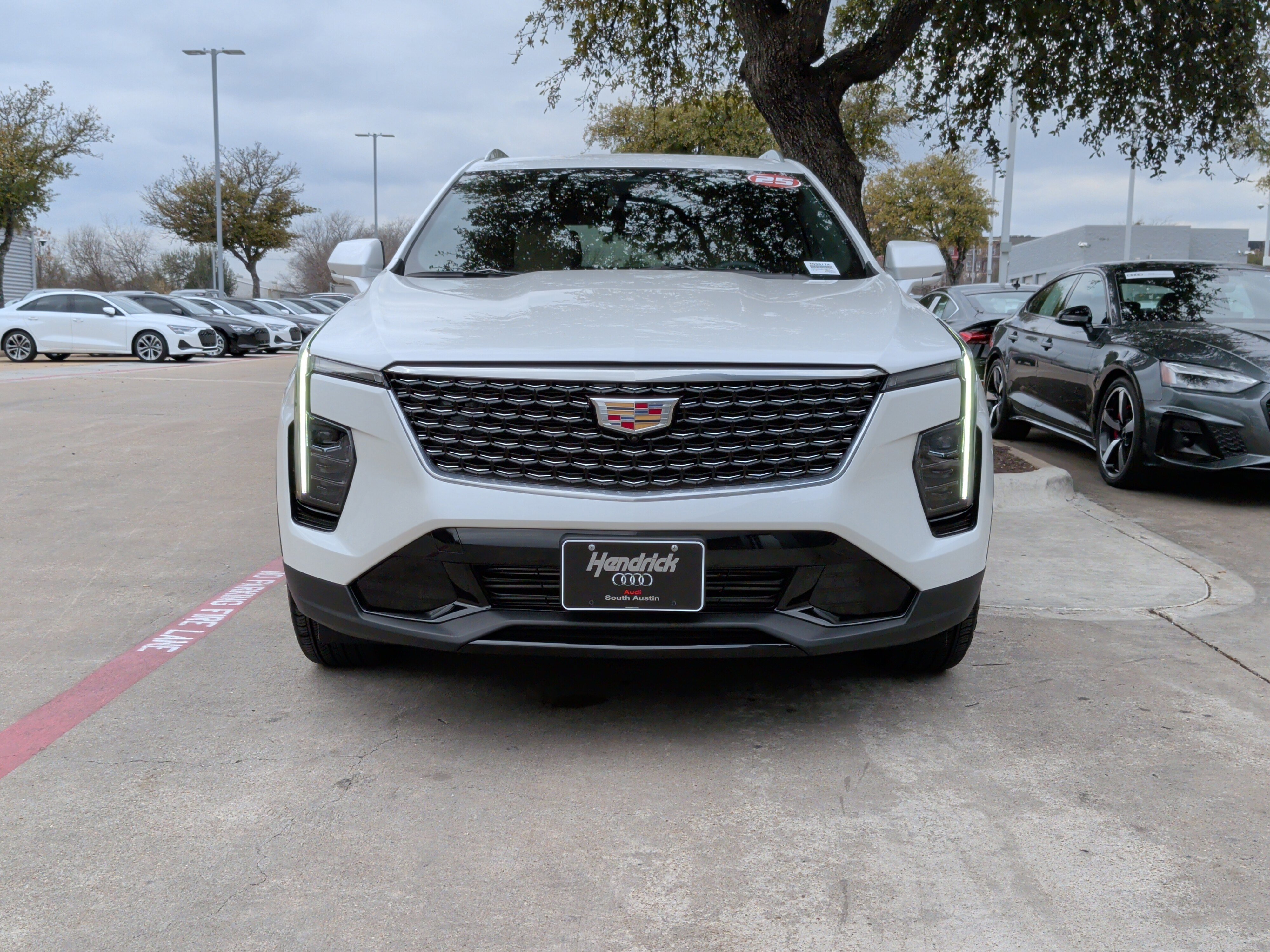 Used 2025 Cadillac XT4 Premium Luxury image 3