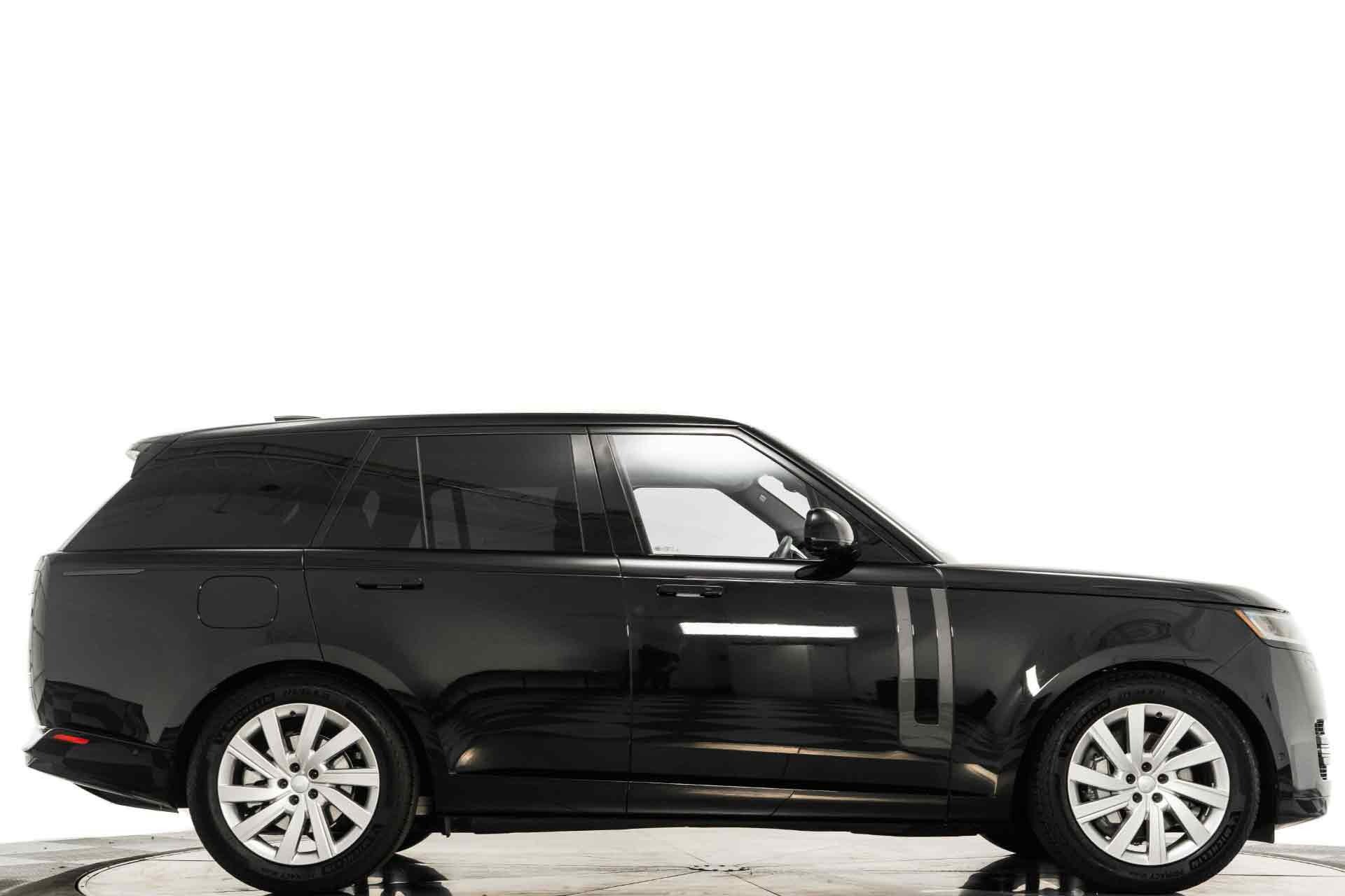 Used 2024 Land Rover Range Rover SE AWD/4WD image 2