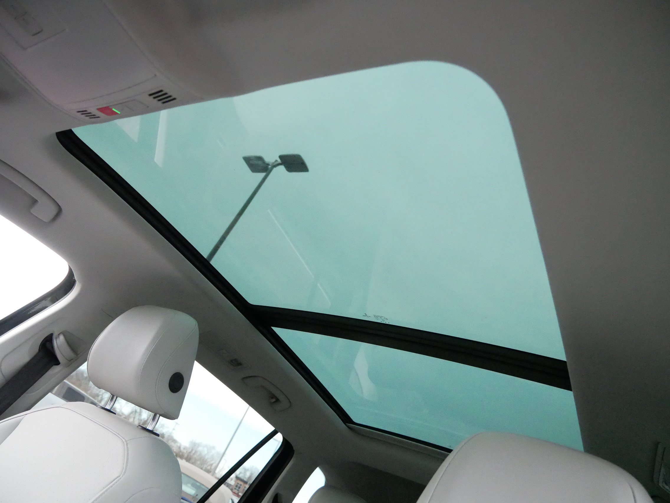 Used 2021 Volkswagen Tiguan SE w/ Panoramic Sunroof Package image 32