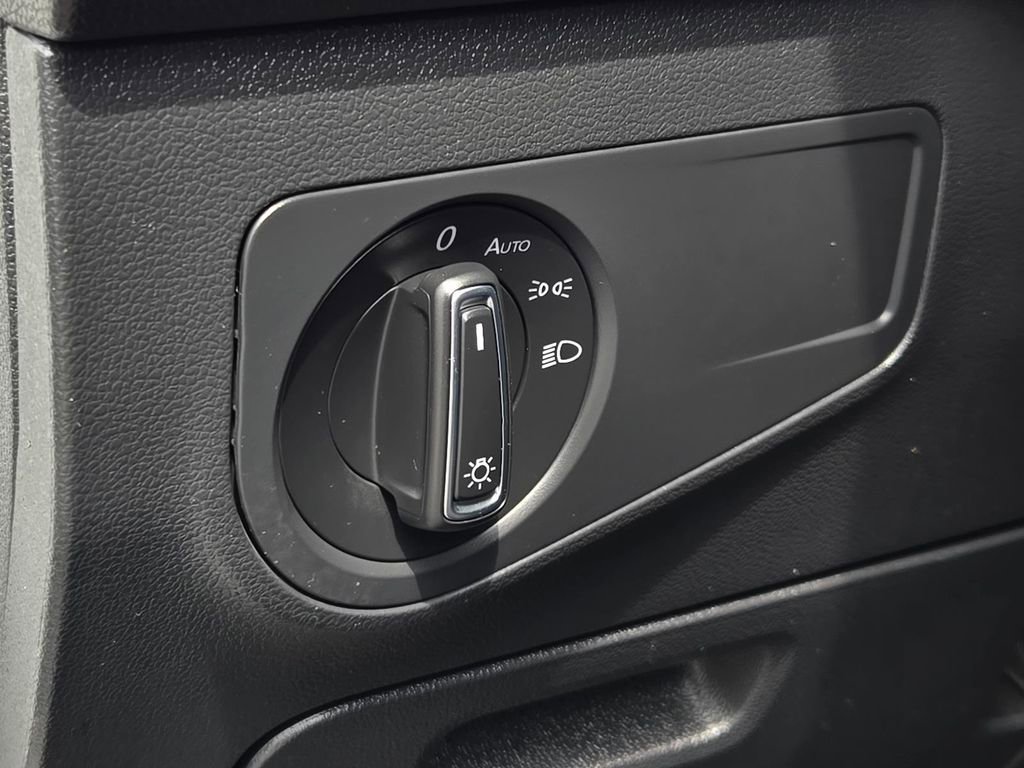 Used 2022 Volkswagen Tiguan SE w/ Panoramic Sunroof Package FWD image 18