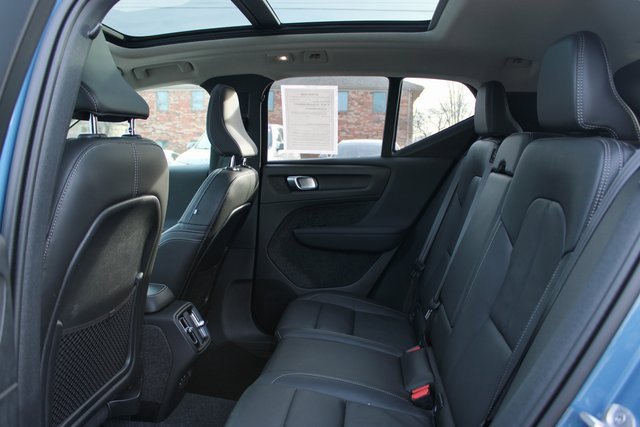 Used 2025 Volvo XC40 B5 Plus image 33