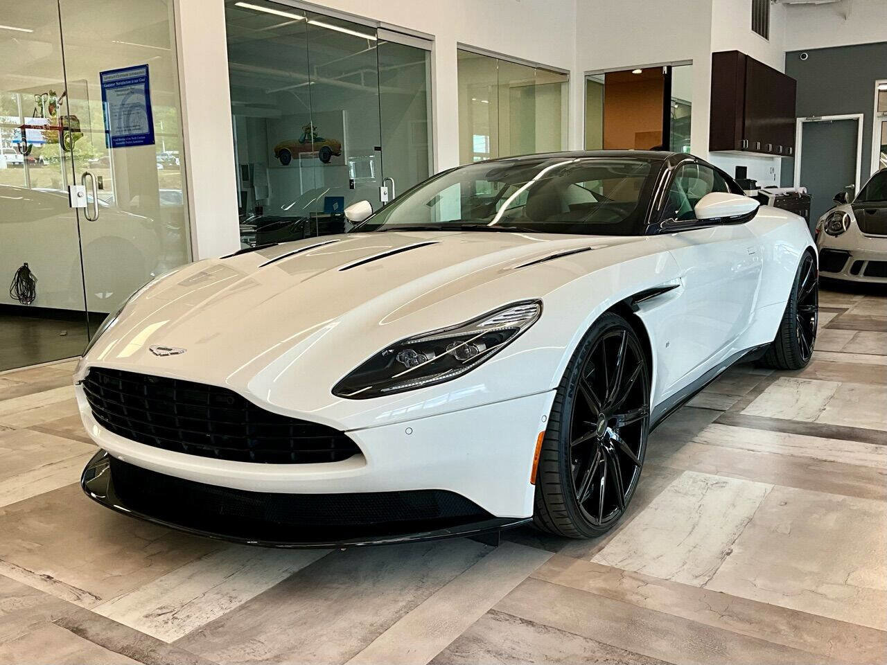 Used 2018 Aston Martin DB11 V12 image 2