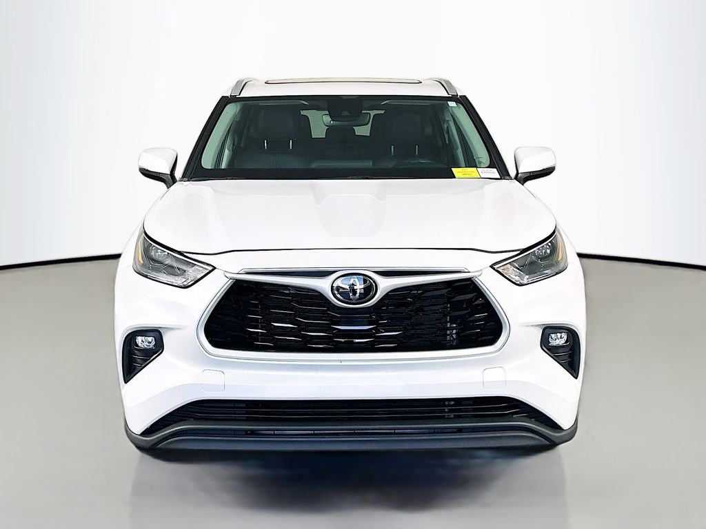 Used 2022 Toyota Highlander XLE image 2