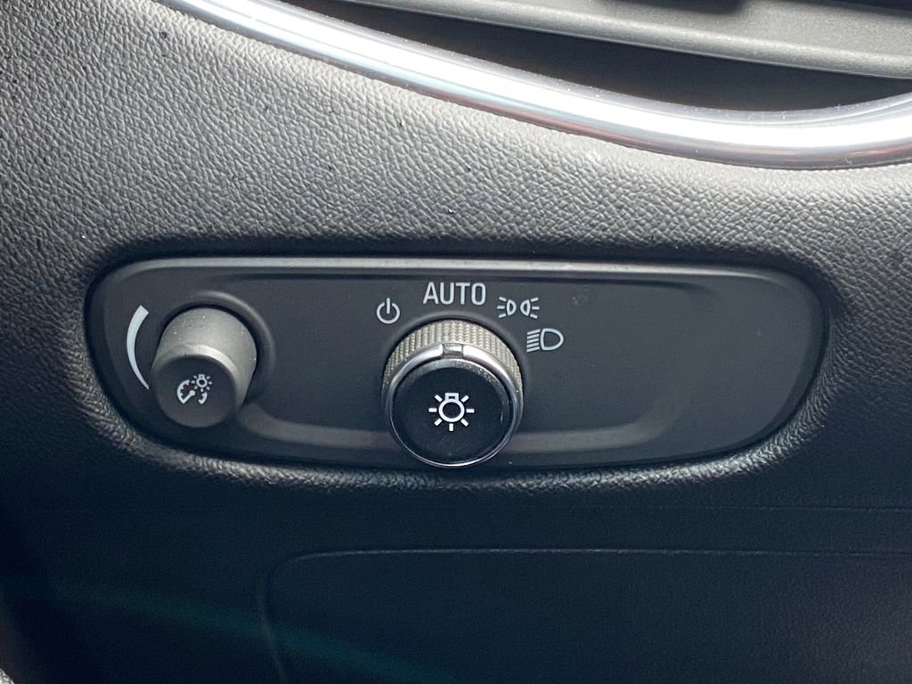 Used 2021 Chevrolet Malibu LT image 24