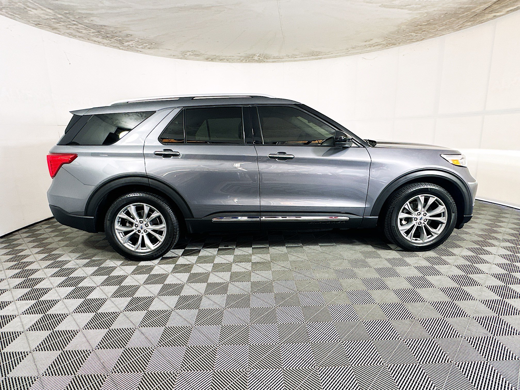 Used 2022 Ford Explorer Limited RWD image 2