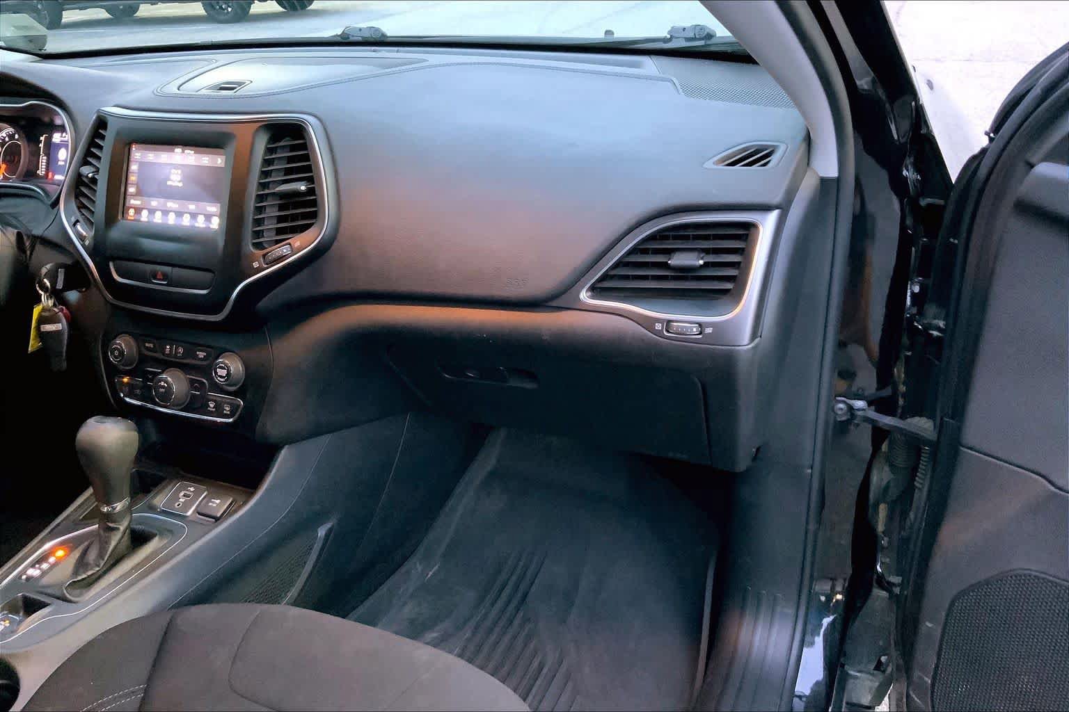 Used 2019 Jeep Cherokee Latitude w/ Popular Appearance Group FWD image 18