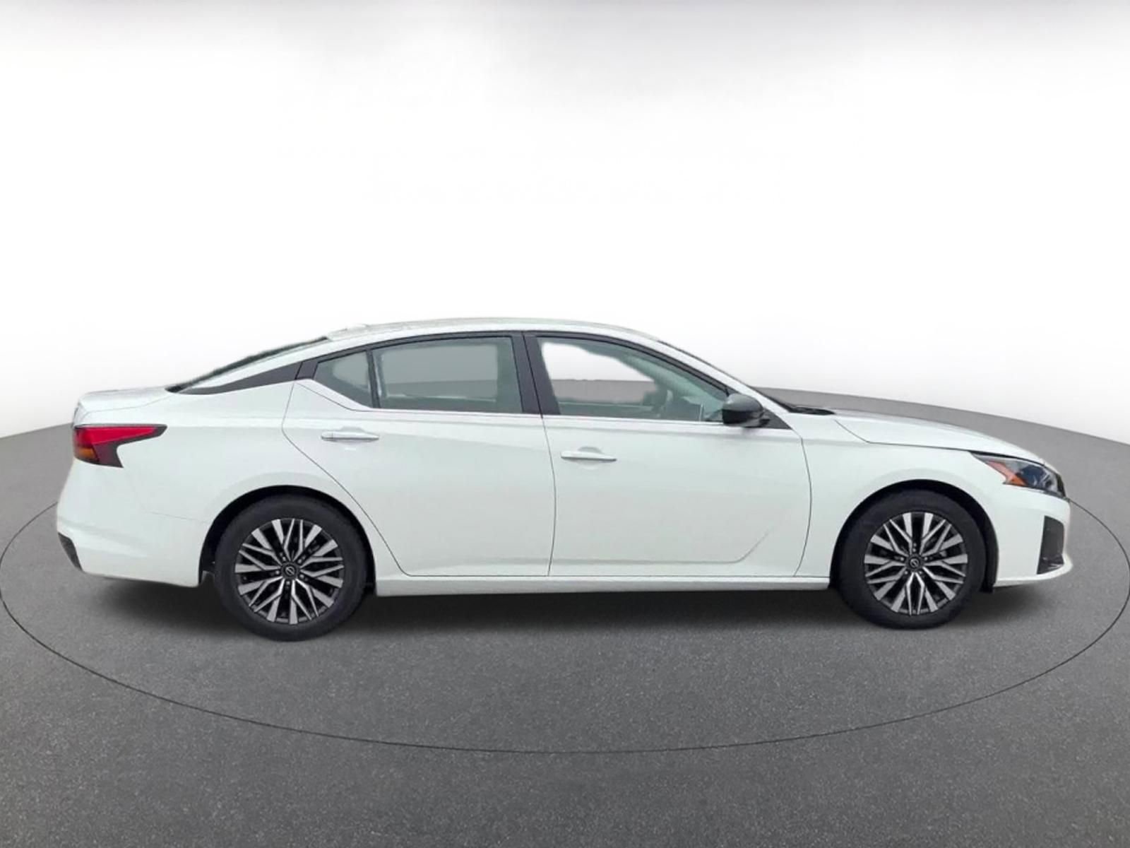 Used 2025 Nissan Altima 2.5 SV FWD image 16