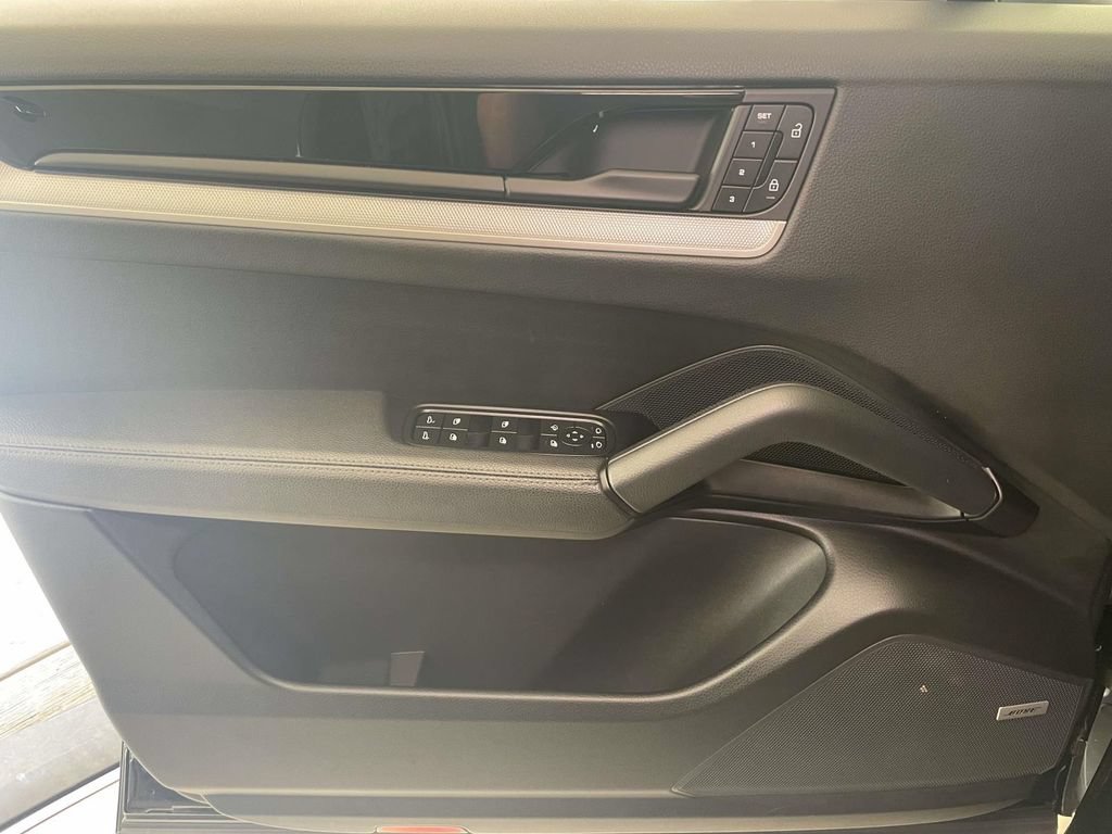 Certified 2025 Porsche Cayenne AWD/4WD image 33