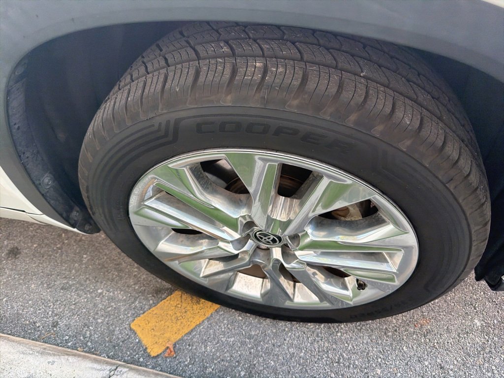 Used 2023 Toyota Highlander L image 4