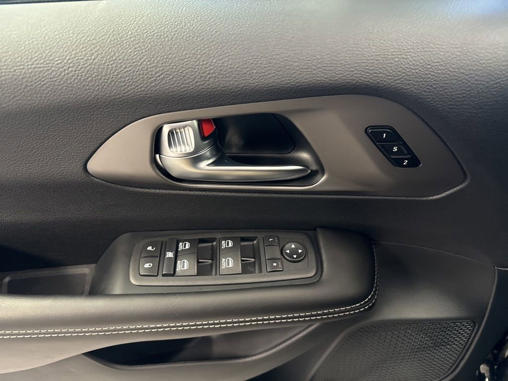 New 2027 Chrysler Pacifica Select AWD/4WD image 5