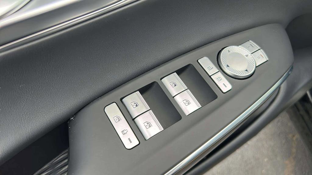 Used 2025 Genesis GV70 2.5T AWD/4WD image 30