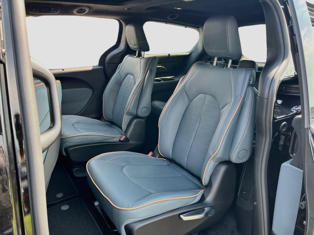 New 2027 Chrysler Pacifica Pinnacle w/ Theater Group FWD image 22