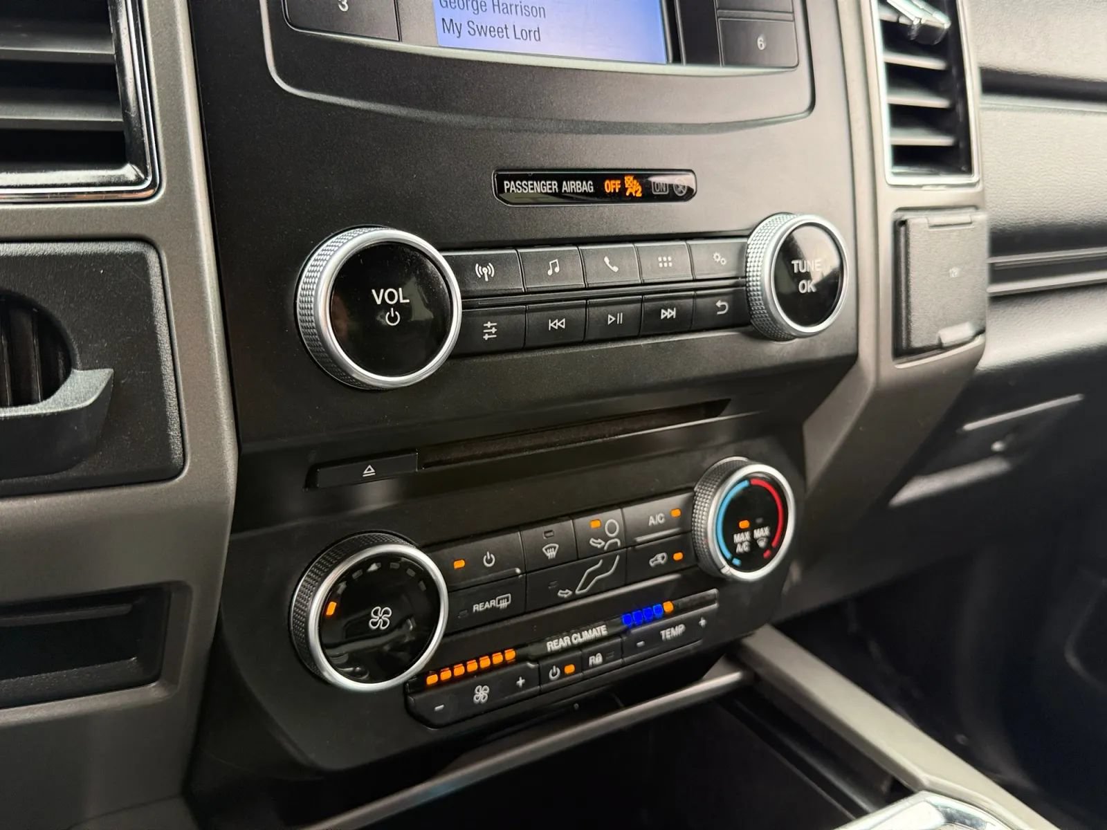 Used 2018 Ford Expedition XLT AWD/4WD image 32