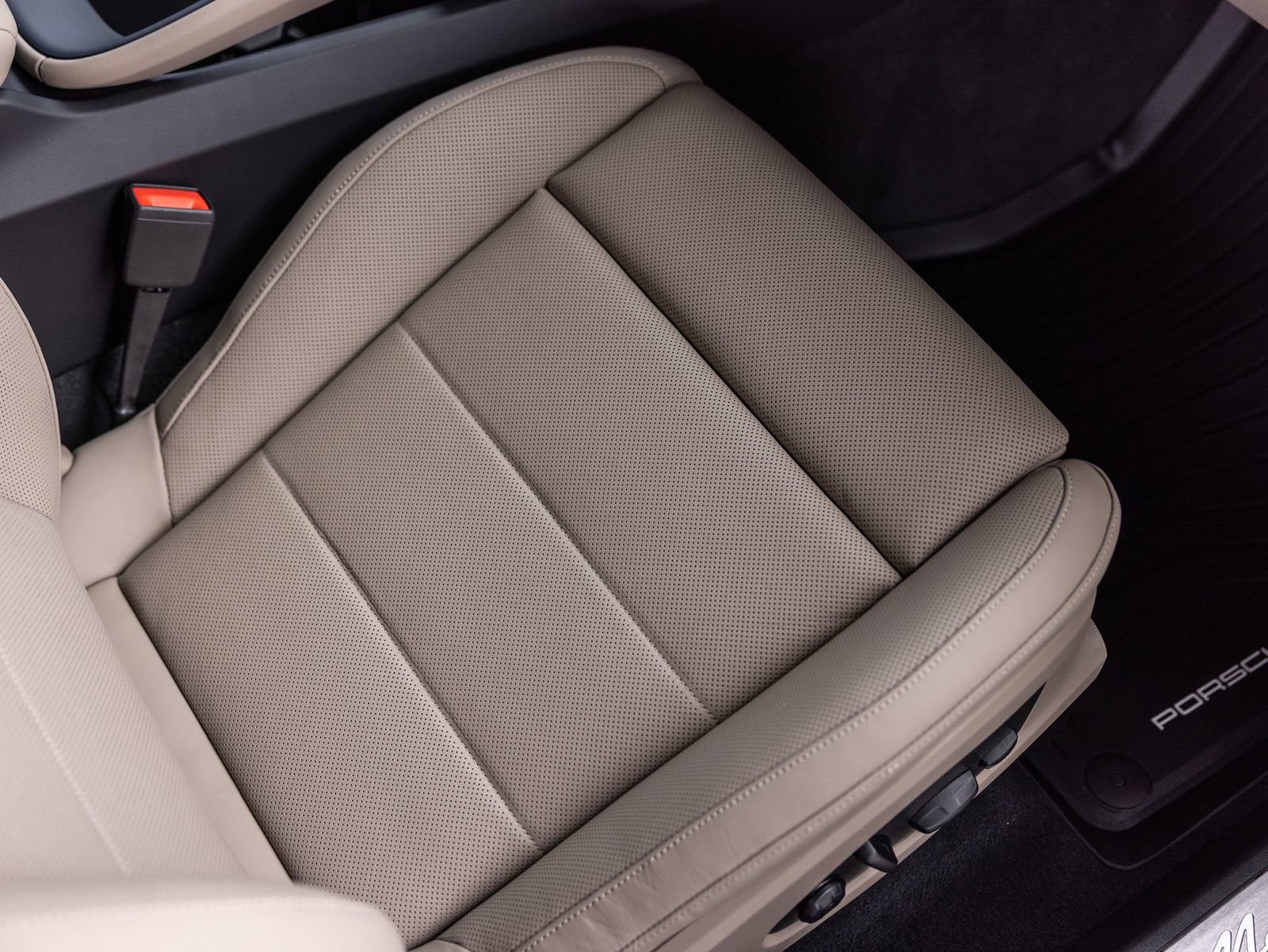 Certified 2025 Porsche Macan Electric image 34