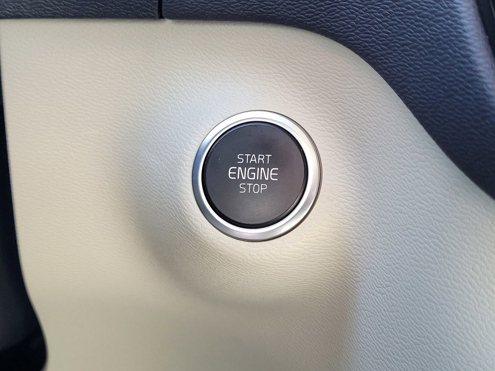 Certified 2023 Volvo XC40 B5 Plus w/ Driver Assist Package image 23