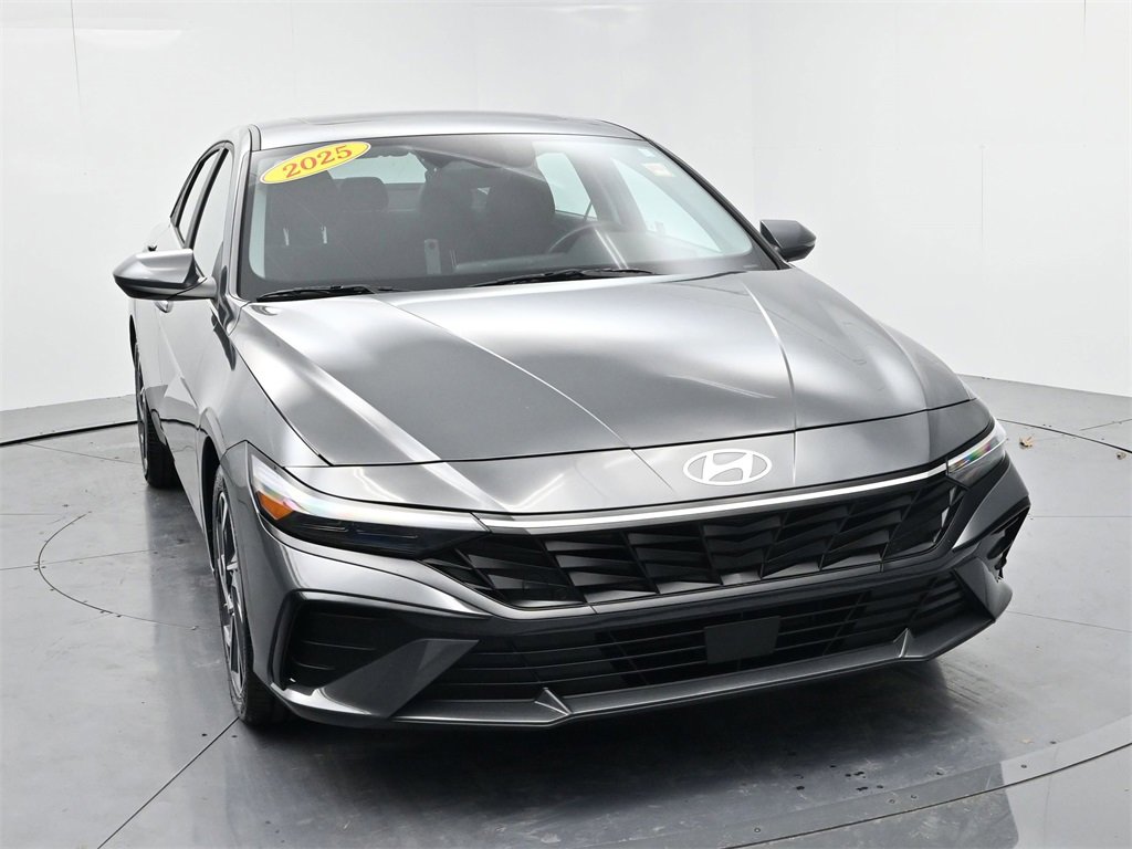 Used 2025 Hyundai Elantra SEL image 2