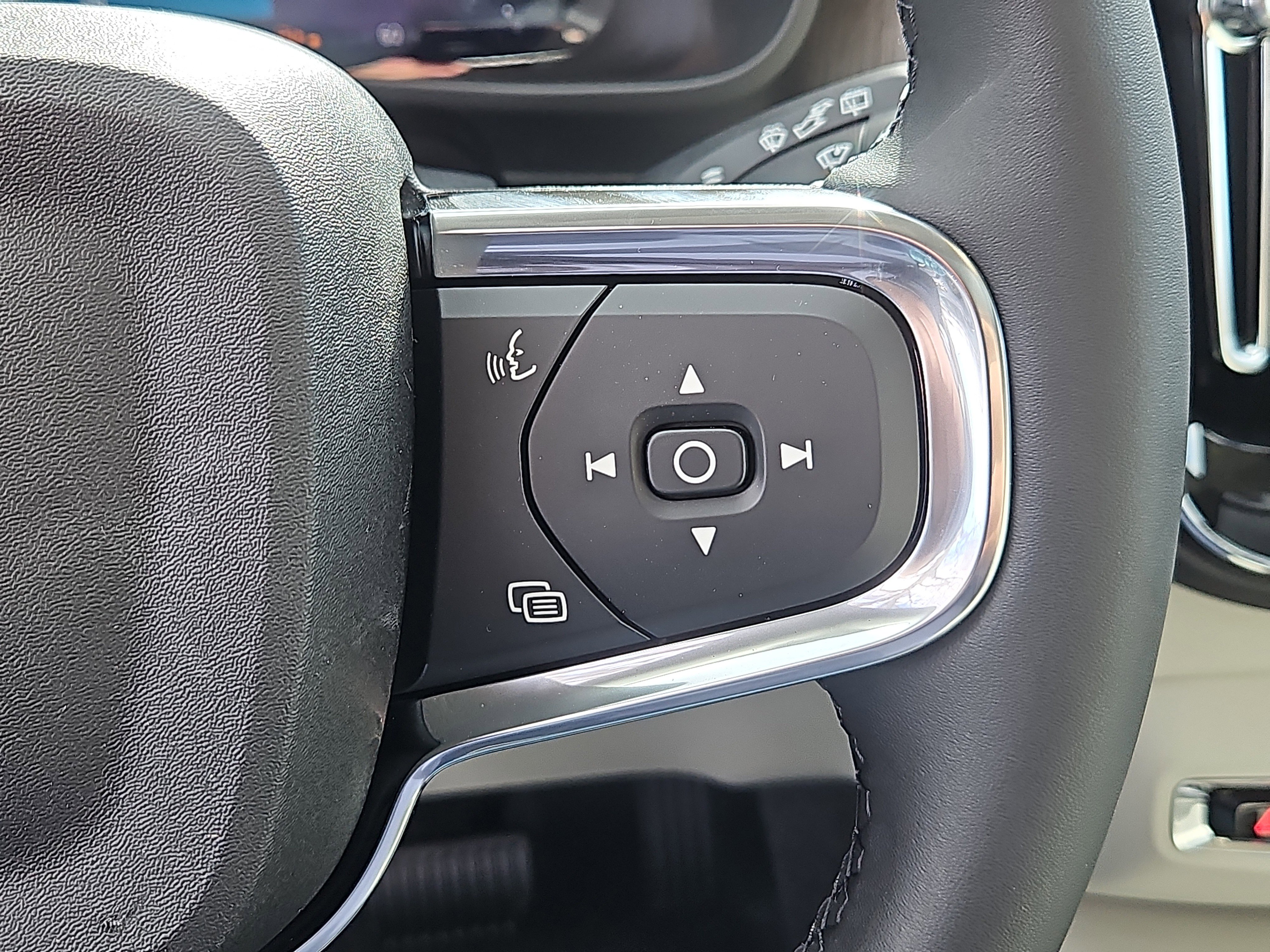 New 2026 Volvo XC40 B5 Ultra w/ Protection Package Premier image 17