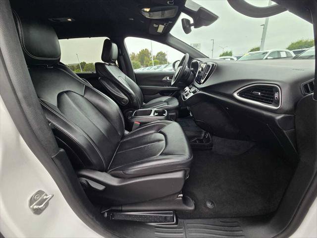 Used 2025 Chrysler Pacifica Select FWD image 11