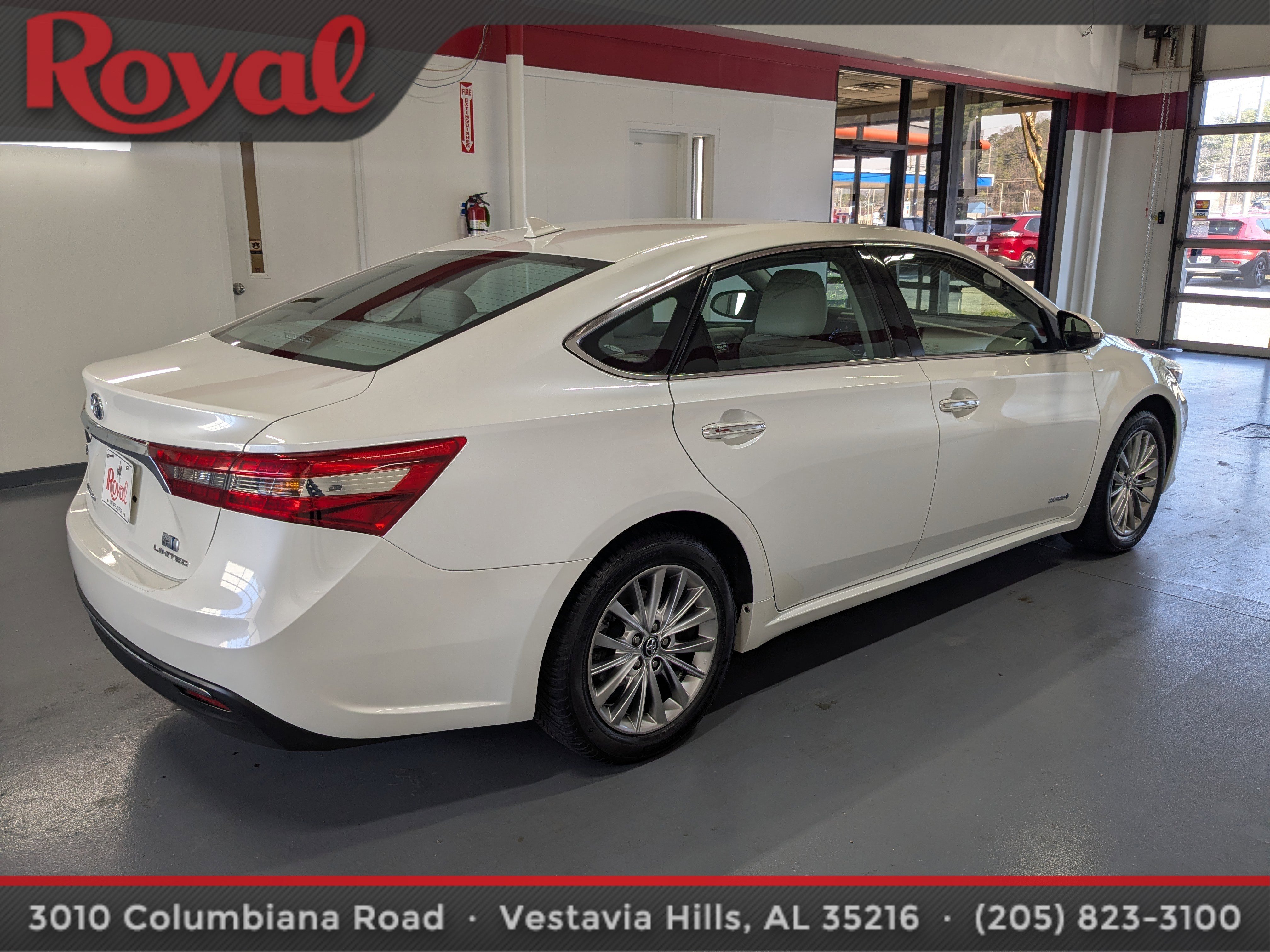 Used 2016 Toyota Avalon Limited image 4