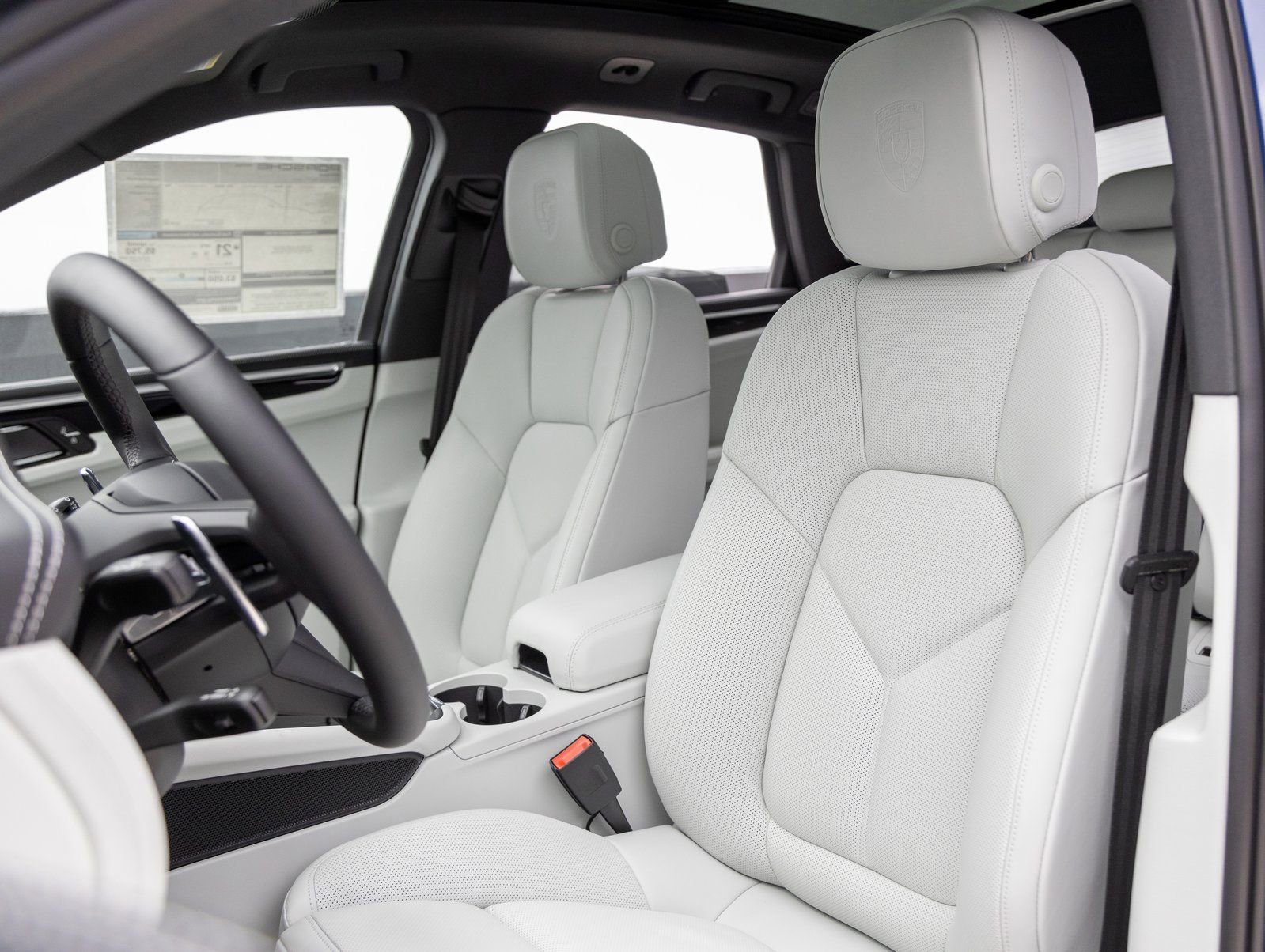 Certified 2025 Porsche Macan AWD/4WD image 5