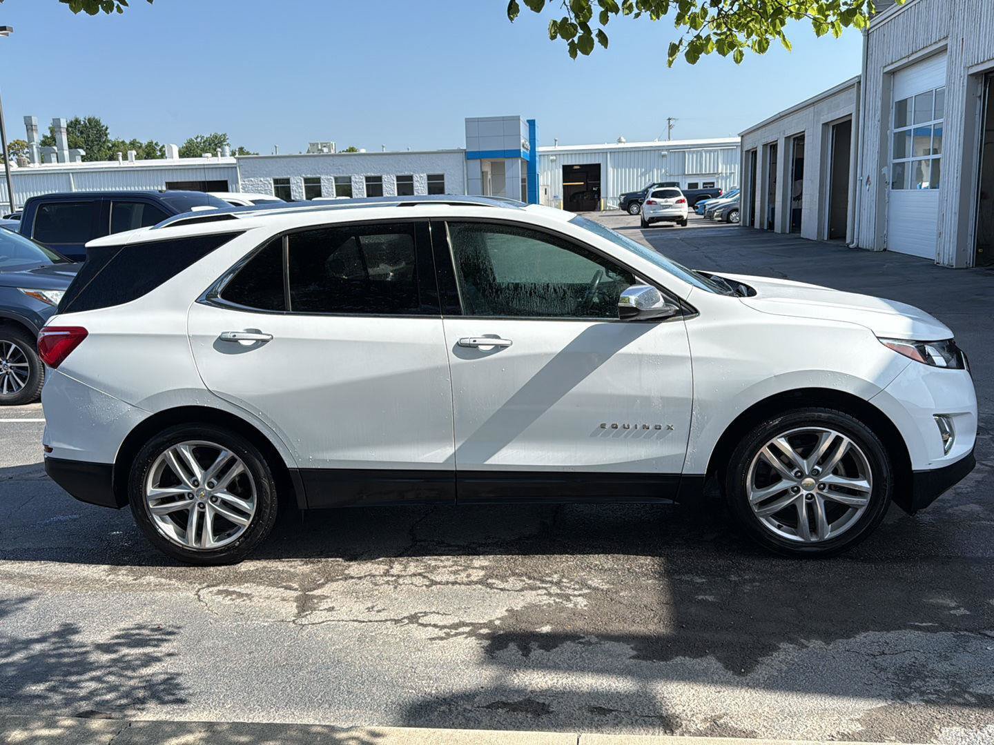 Used 2018 Chevrolet Equinox Premier FWD image 2